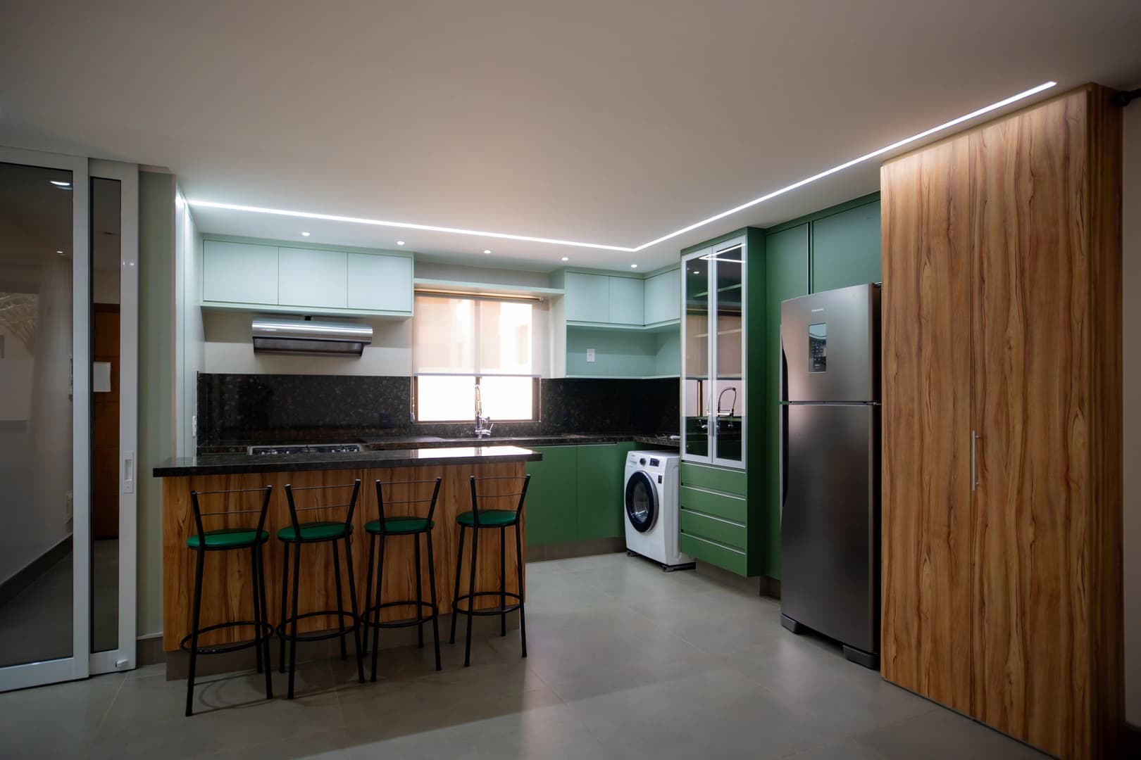 Apartamento reformado beira-lago no Life Resort